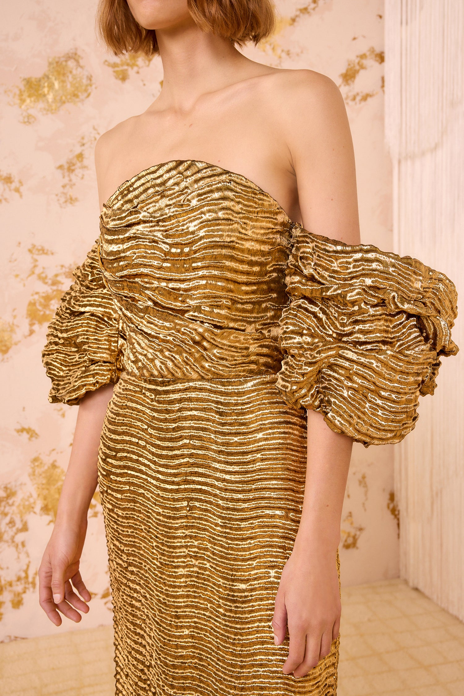 Ulla Johnson ⁣⁢Abito Nisha con Maniche Drappeggiate in Taffetà Oro Metallizzato - Profilo Laterale | Ulla Johnson⁤⁣