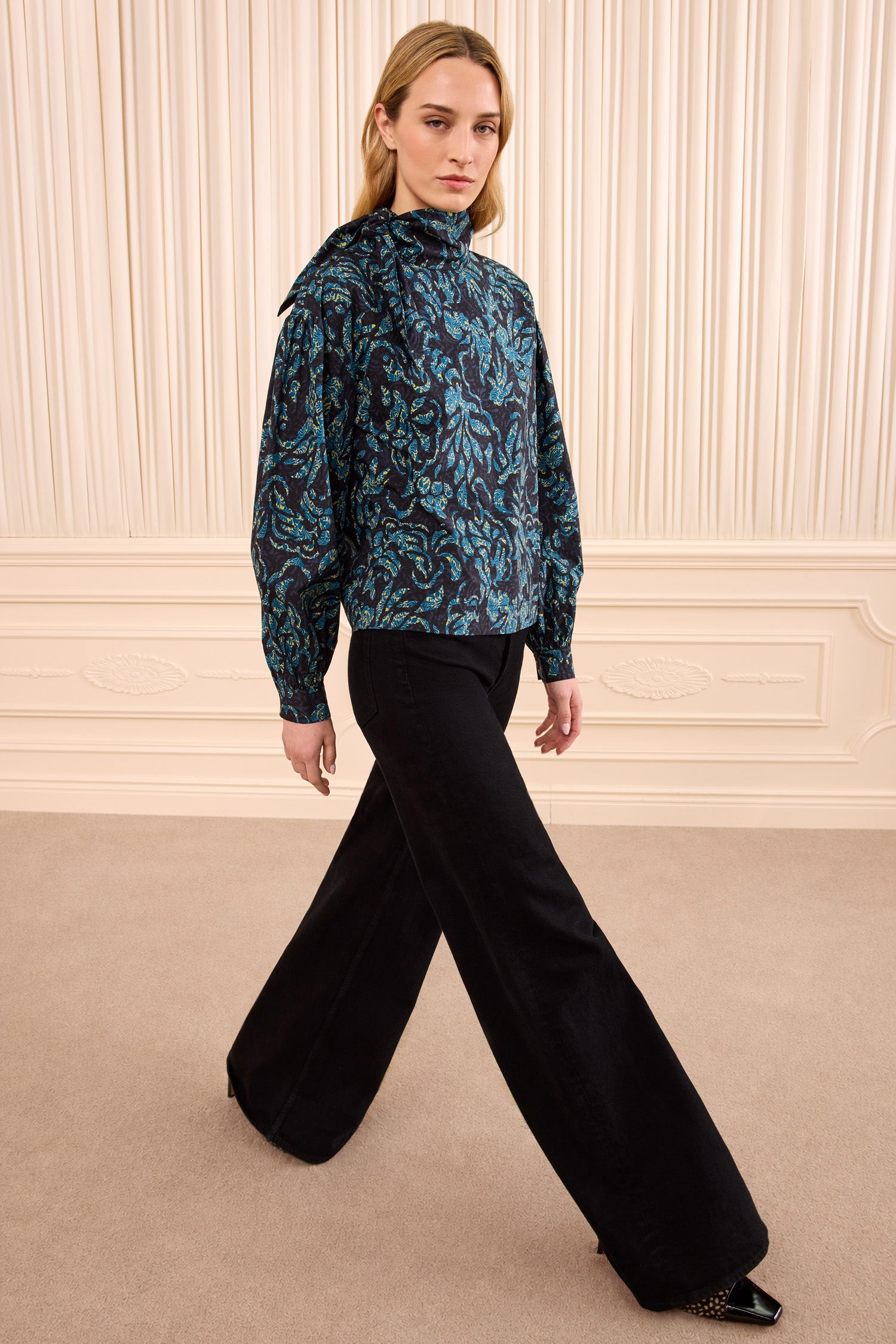 Ulla Johnson ⁣⁢Camicetta in cotone stampato Midnight - Look completo, vista laterale | Ulla Johnson⁤⁣