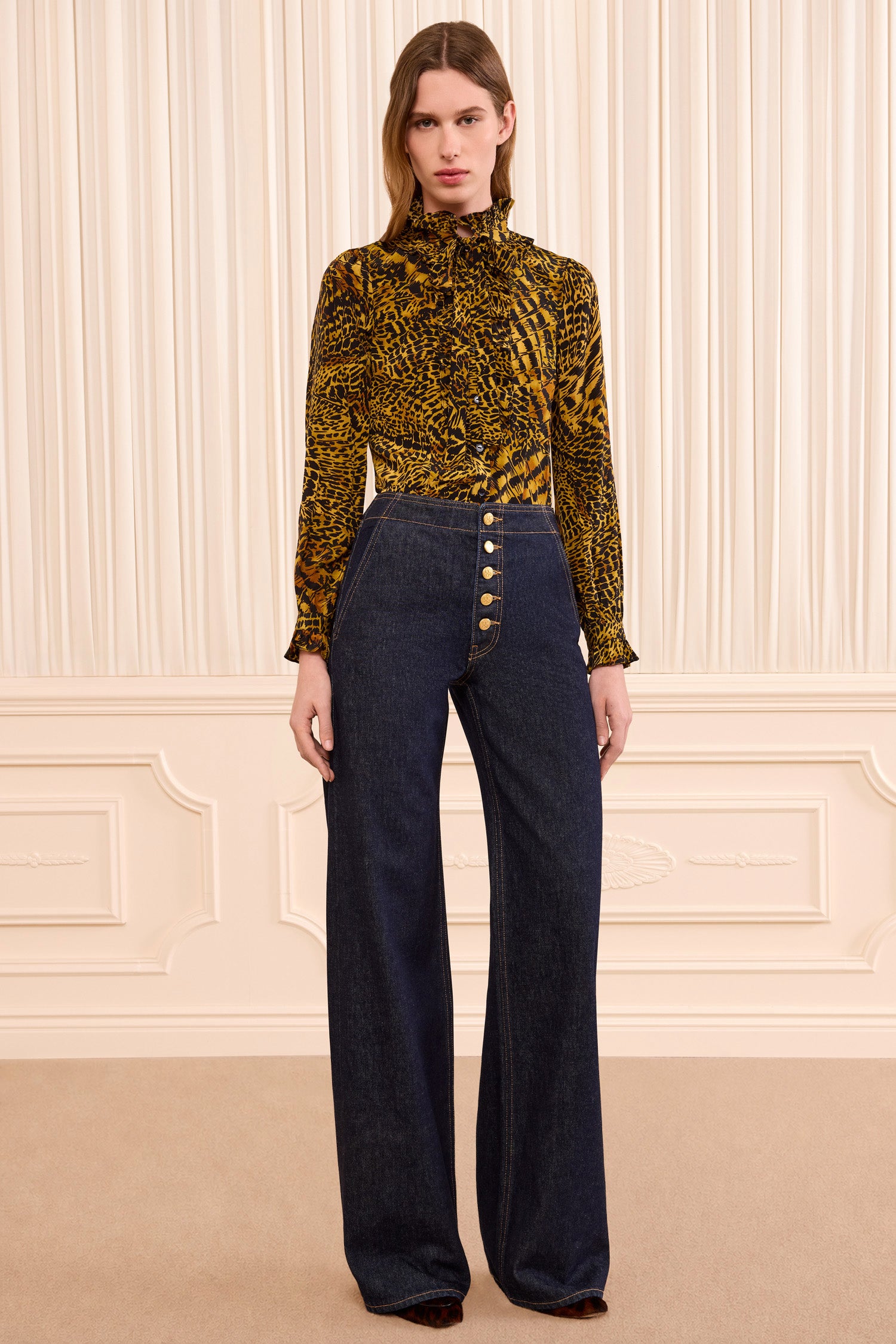 Ulla Johnson ⁣⁢Dunkles Indigo Designer Wide-Leg Jeans, Gold-Knopfleiste – Vorderansicht am Model | Ulla Johnson⁤⁣