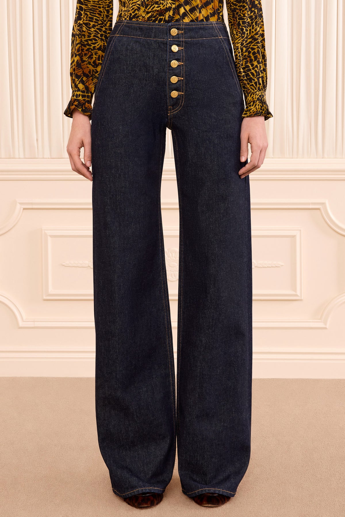 ⁣⁢Indigo Denim Low-Rise Jeans, Hollywood-Bund-Detail – Nahaufnahme am Model | Ulla Johnson⁤⁣
