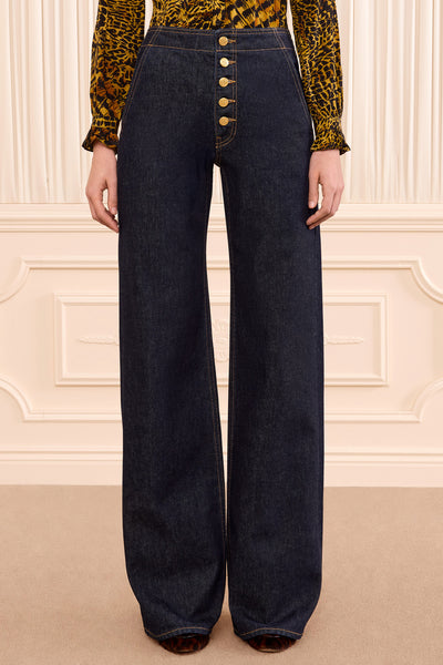 ⁣⁢Indigo Denim Low-Rise Jeans, Hollywood-Bund-Detail – Nahaufnahme am Model | Ulla Johnson⁤⁣