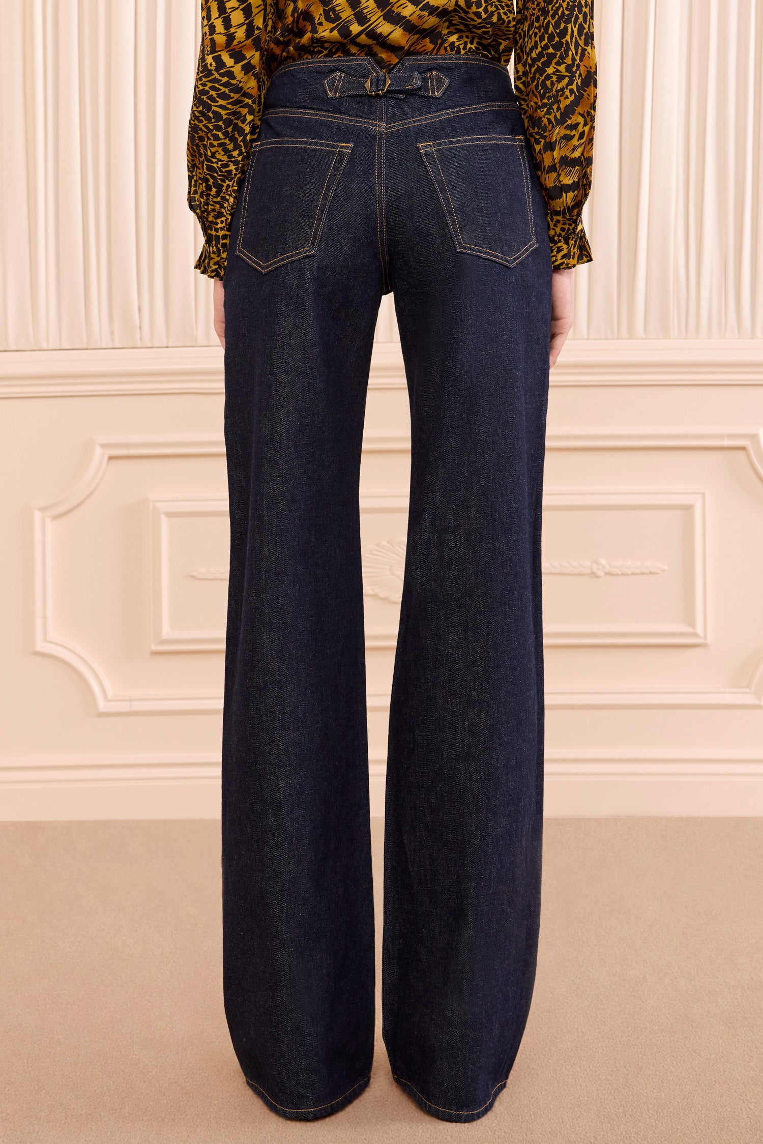 Ulla Johnson ⁣⁢Indigo Wide-Leg-Denim-Jeans – Rückansicht am Model, Ganzkörper | Ulla Johnson⁤⁣