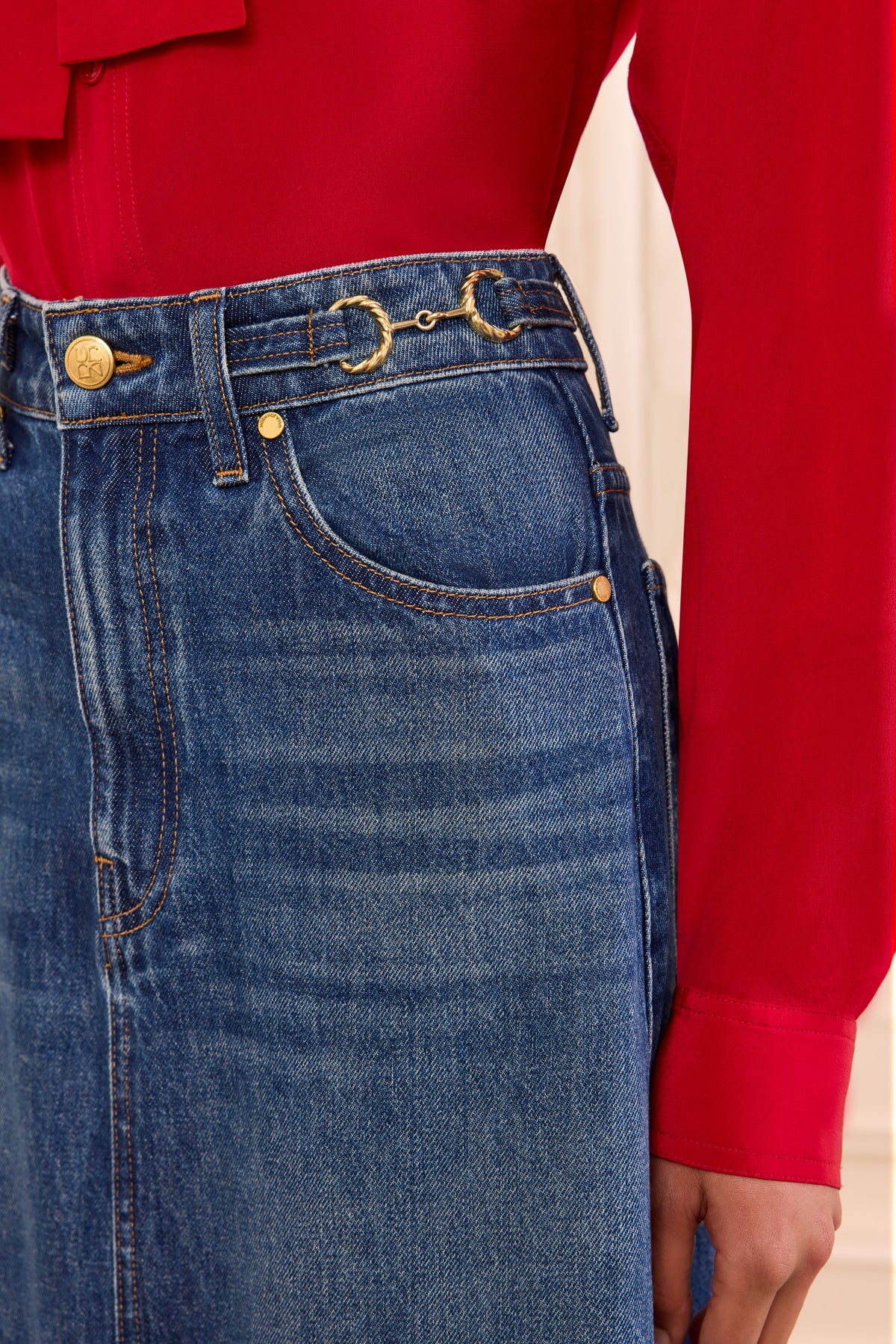 ⁣⁢Madelyn Denimrock – Goldene Signatur-Hardware am Bund Nahaufnahme | Ulla Johnson⁤⁣