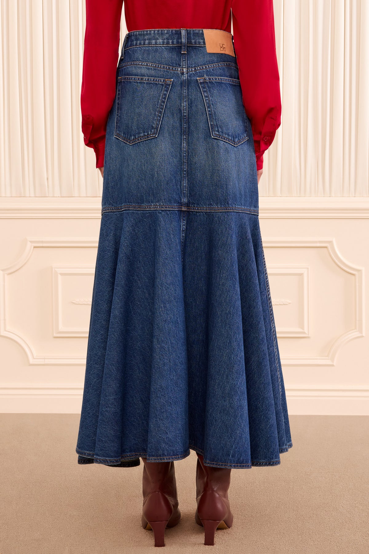 ⁣⁢Madelyn Luxuriöser Denim-Midirock Nile – Rückansicht mit Logo-Patch | Ulla Johnson⁤⁣