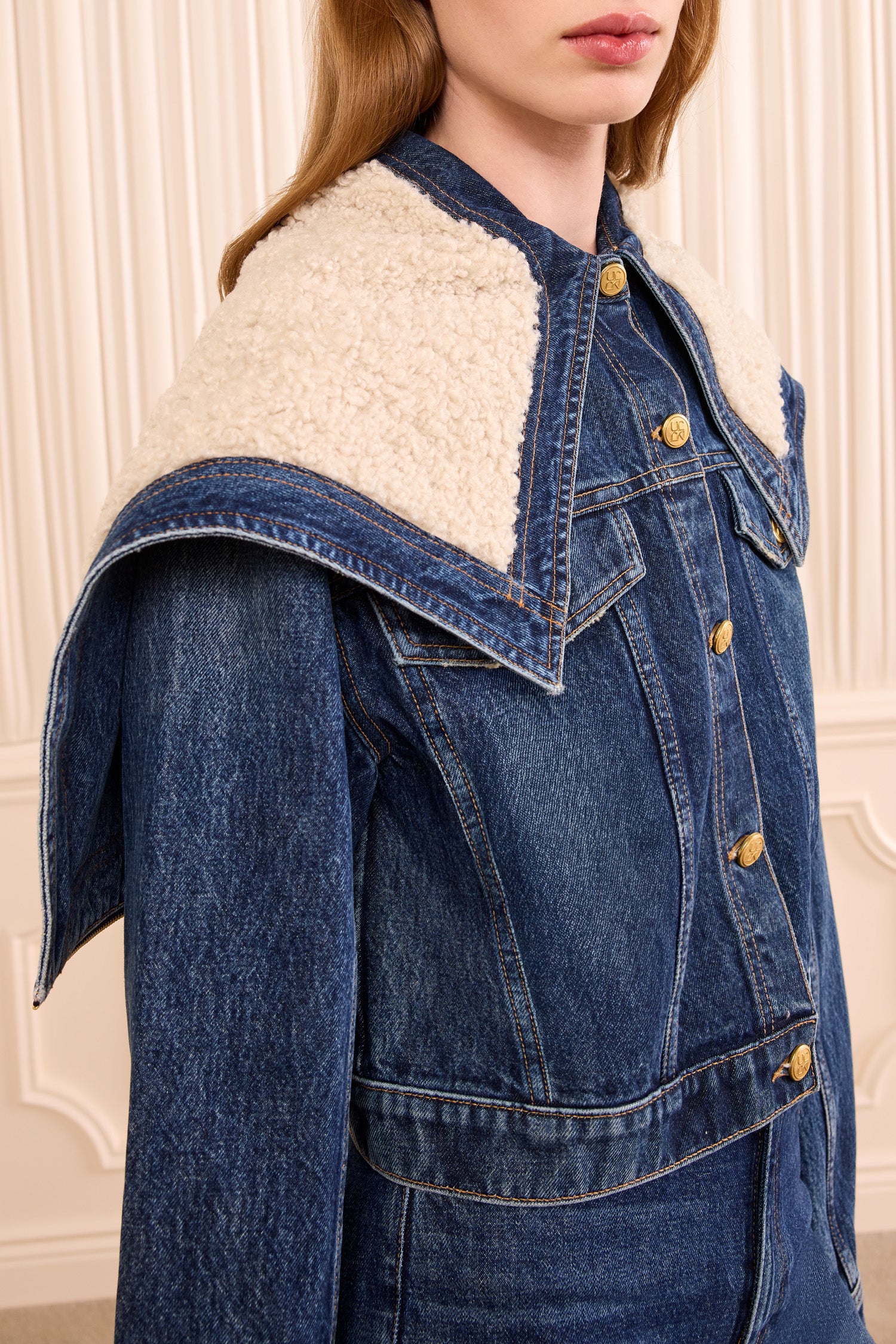 Ulla Johnson ⁣⁢Nile Blaues Denimjacke Fleecekapuze Kragen und Goldknopf-Detail - Nahaufnahme | Ulla Johnson⁤⁣