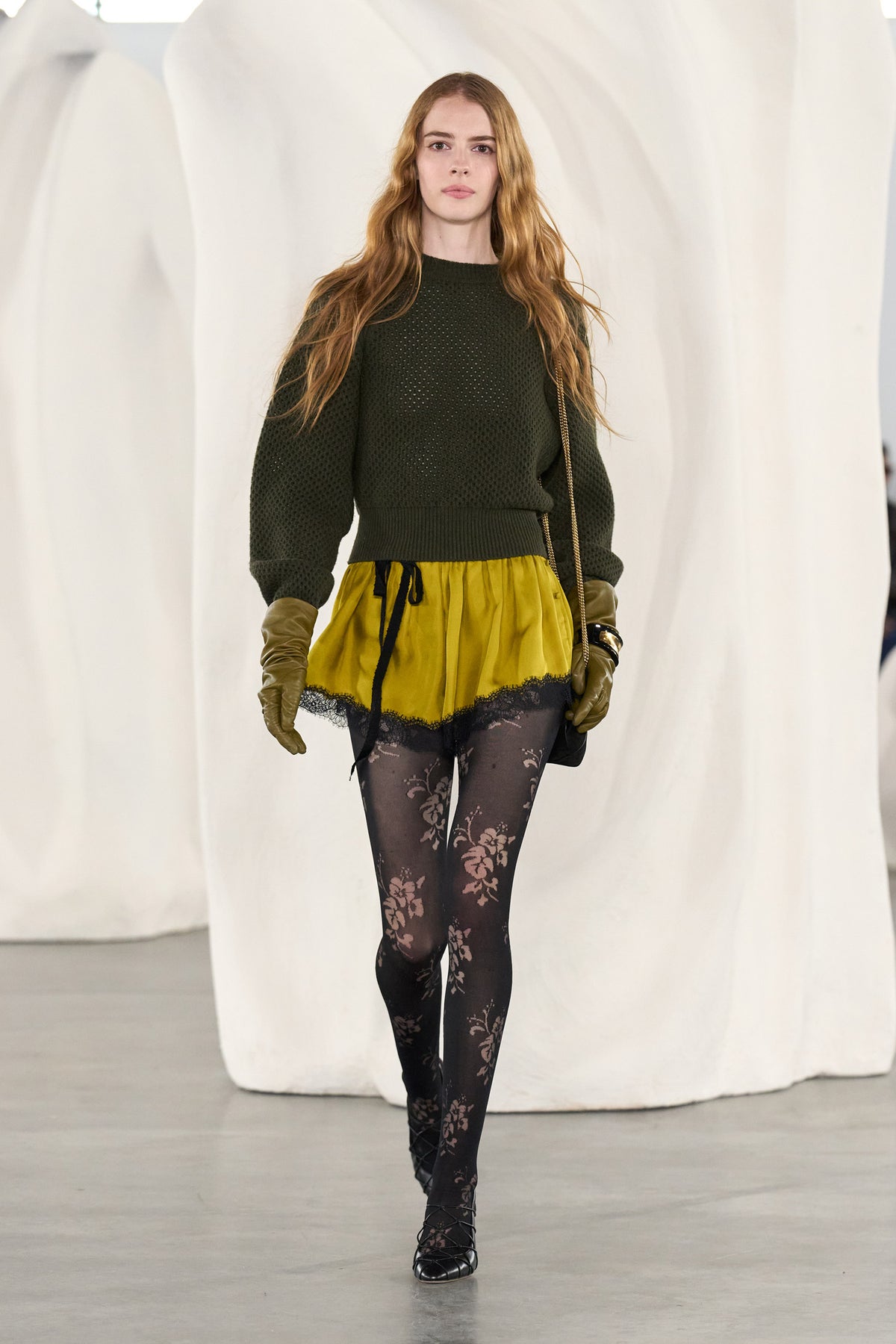⁣⁢Collants floraux de créateur sur le podium, look AW26 3 Marche en look complet | Ulla Johnson⁤⁣