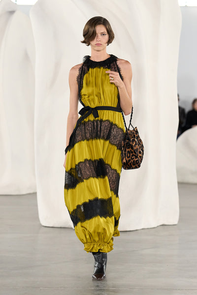 ⁣⁢Robe Citrine en Soie Alix avec Dentelle Noire - Look du défilé AW26 5 | Ulla Johnson⁤⁣