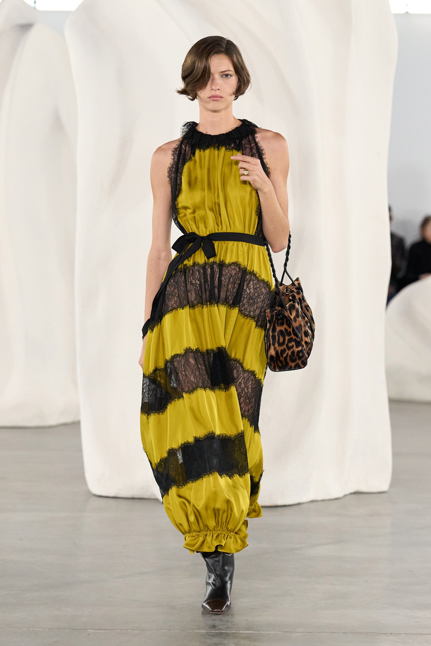 Ulla Johnson ⁣⁢Robe Citrine en Soie Alix avec Dentelle Noire - Look du défilé AW26 5 | Ulla Johnson⁤⁣