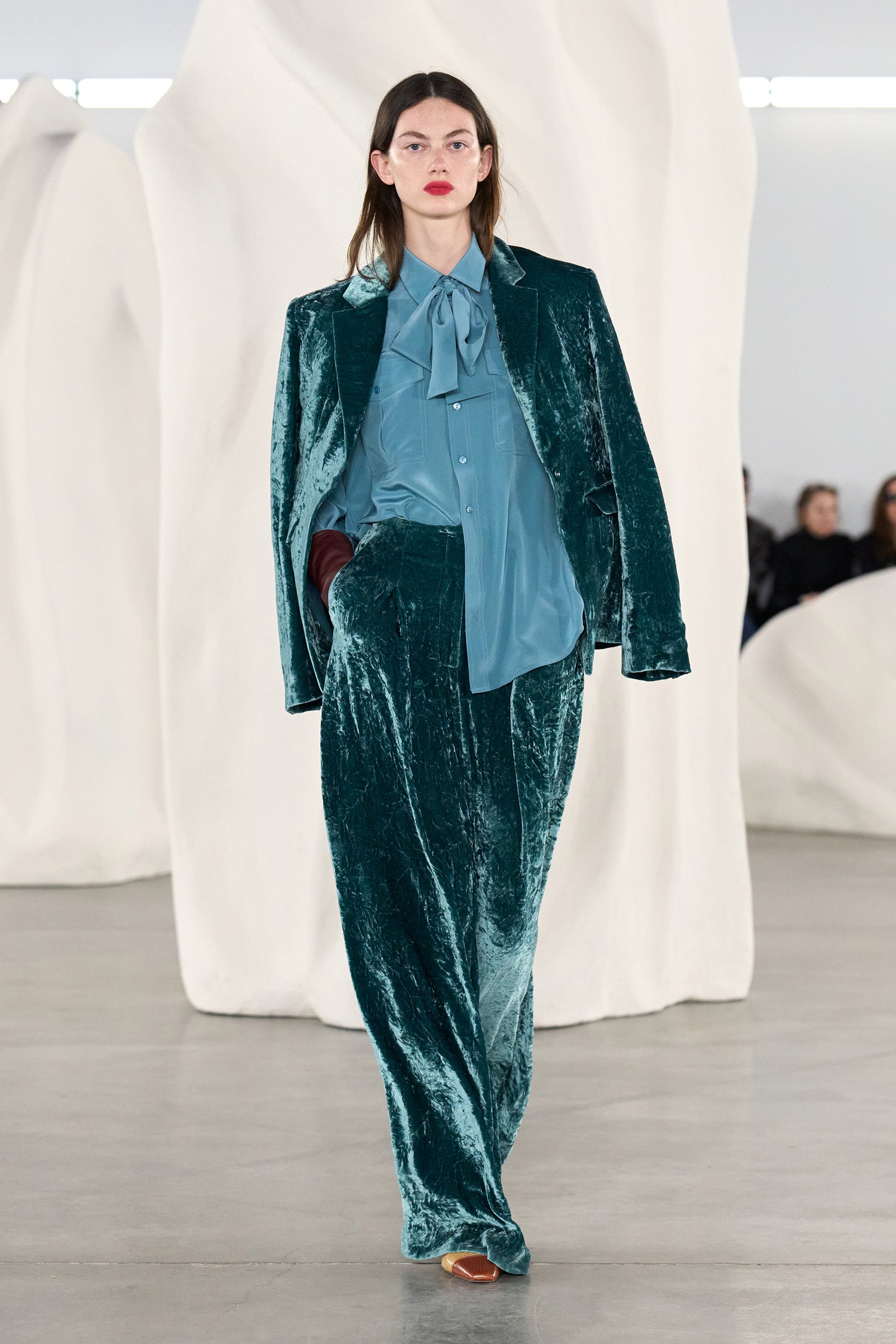 Ulla Johnson ⁣⁢Pantalone a gamba larga in velluto Jadeite - Look sfilata Autunno Inverno 2026 30 | Ulla Johnson⁤⁣