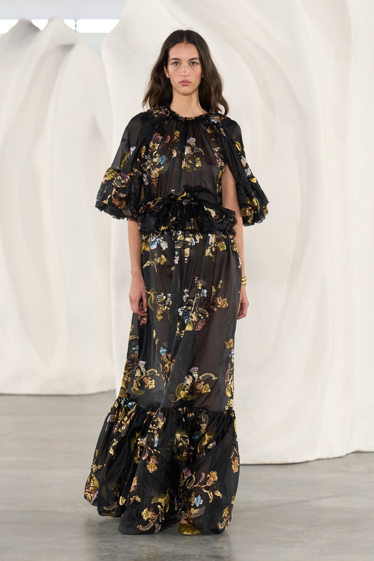 ⁣⁢Robe Longue Diann Ruffled en Soie Raven - Look du défilé AW26 52, Vue de Face | Ulla Johnson⁤⁣