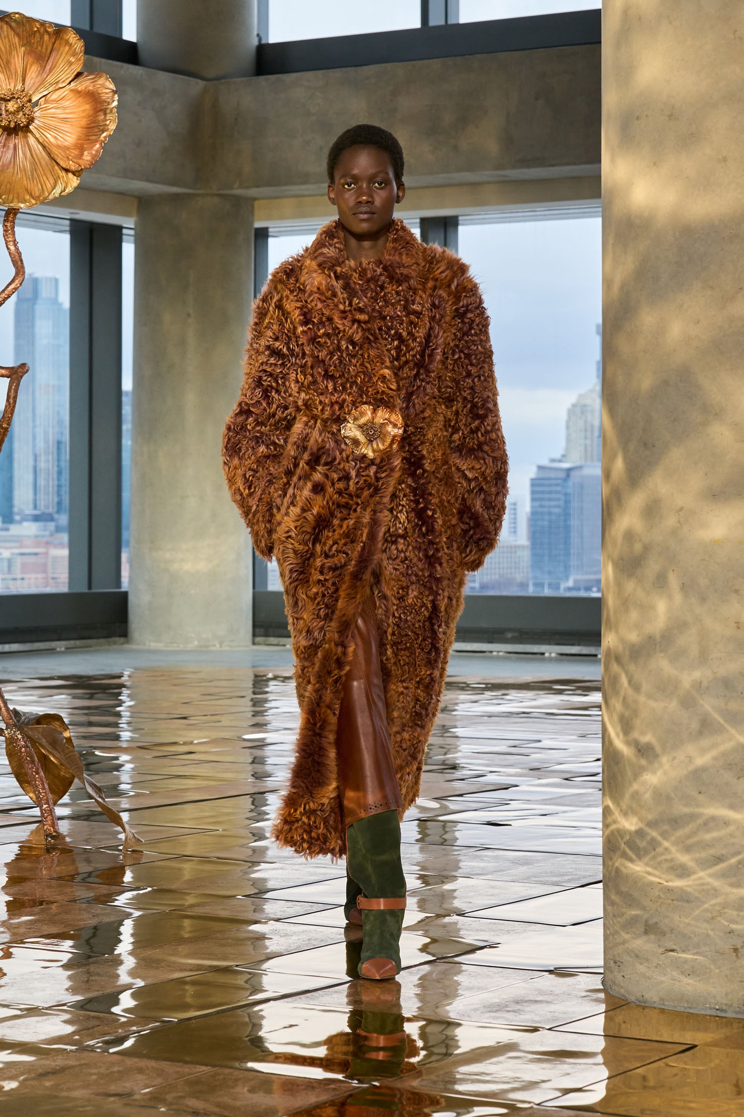 Ulla Johnson ⁣⁢Long manteau en shearling coloris Brown - Look de défilé AW25 25 | Ulla Johnson⁤⁣
