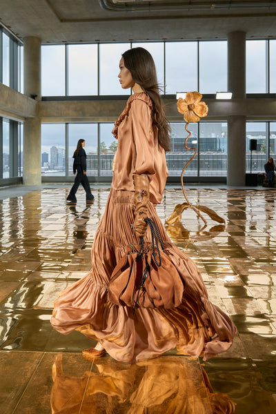 ⁣⁢Braune Wildleder-Designer-Tasche – Runway Seitenansicht | Ulla Johnson⁤⁣