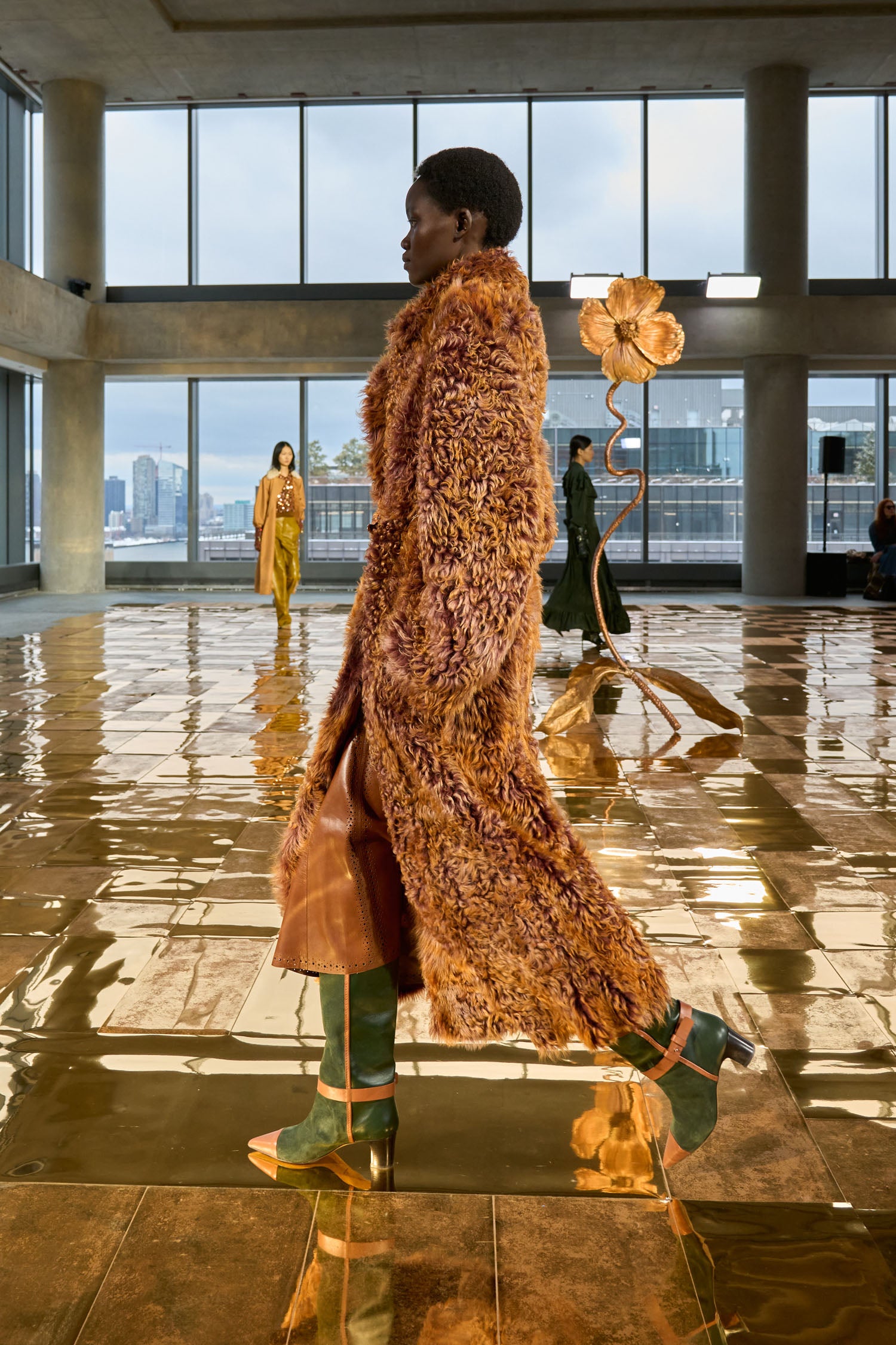 Ulla Johnson ⁣⁢Manteau en peau lainée Umber - Vue latérale défilé | Ulla Johnson⁤⁣