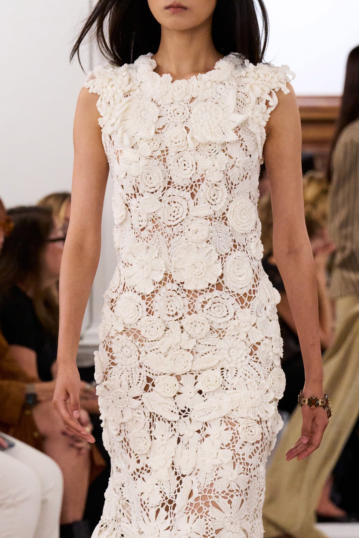 ⁣⁢Abito da sposa in crochet avorio - Dettaglio floreale ravvicinato | Ulla Johnson⁤⁣
