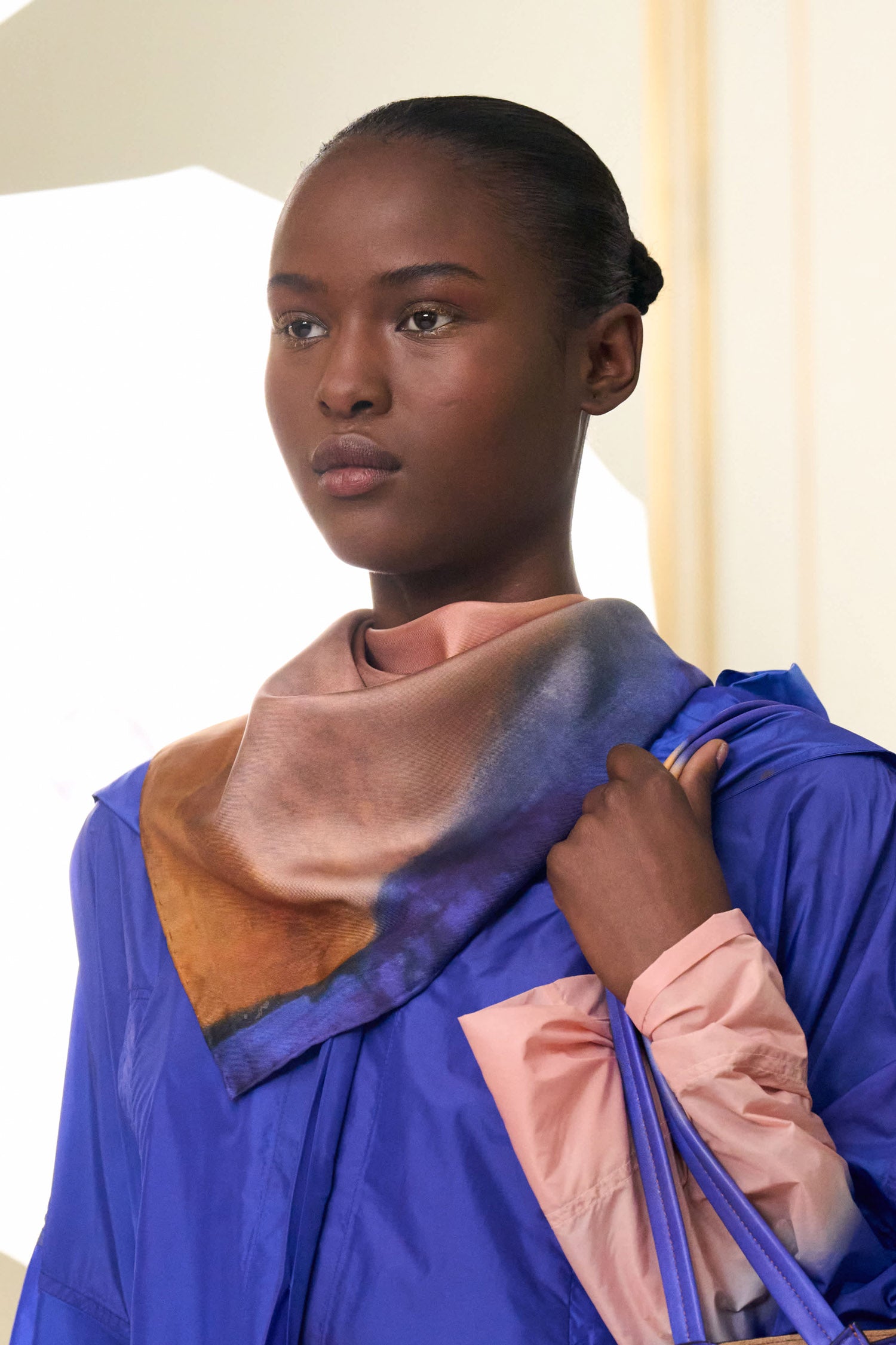 Ulla Johnson ⁣⁢Foulard de luxe en twill de soie Moontide - Look défilé SS26, gros plan détail cou | Ulla Johnson⁤⁣